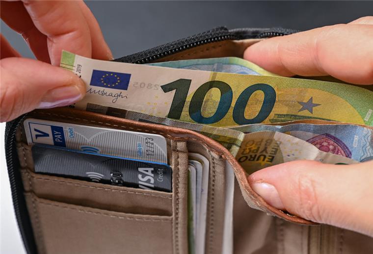 Normalerweise ist alles Wertvolle weg, wenn man seine Geldbörse verliert. Doch in Bremerhaven hatte eine Frau Glück - dank einer ehrlichen Finderin. (Symbolbild)
