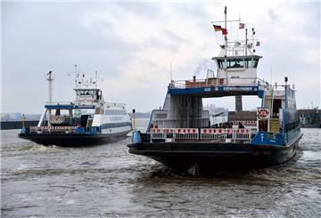 Fähre auf Wasser