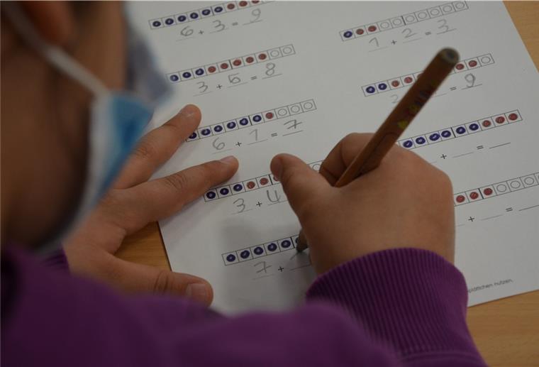 Normalerweise wäre die Zevener Erstklässlerin allein zuhause. Weil ihr dort niemand helfen könnte, kommt sie in die Schule und lernt mit angehenden Abiturientinnen.