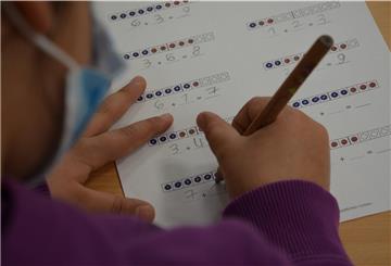 Normalerweise wäre die Zevener Erstklässlerin allein zuhause. Weil ihr dort niemand helfen könnte, kommt sie in die Schule und lernt mit angehenden Abiturientinnen.