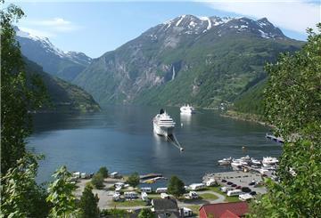 Ein Kreuzfahrtschiff fährt in Norwegen in einen Fjord ein. Norwegen ist bei Kreuzfahrt-Fans ein beliebtes Ziel. Doch ändert sich das bald? Für Reisende auf Kreuzfahrten könnte es ab 2026 teurer werden.