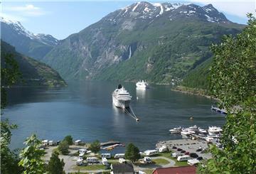 Ein Kreuzfahrtschiff fährt in Norwegen in einen Fjord ein. Norwegen ist bei Kreuzfahrt-Fans ein beliebtes Ziel. Doch ändert sich das bald? Für Reisende auf Kreuzfahrten könnte es ab 2026 teurer werden.