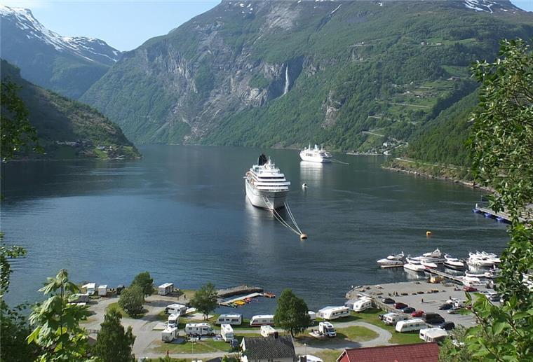 Ein Kreuzfahrtschiff fährt in Norwegen in einen Fjord ein. Norwegen ist bei Kreuzfahrt-Fans ein beliebtes Ziel. Doch ändert sich das bald? Für Reisende auf Kreuzfahrten könnte es ab 2026 teurer werden.