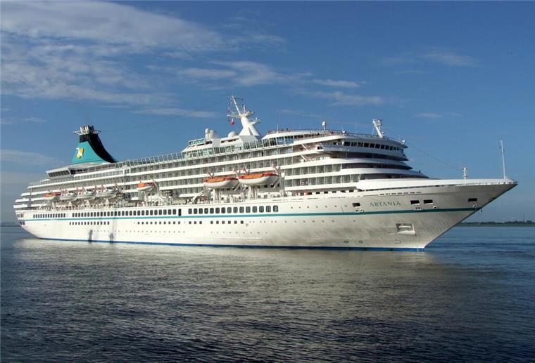 Die Artania fährt auf dem Wasser. 