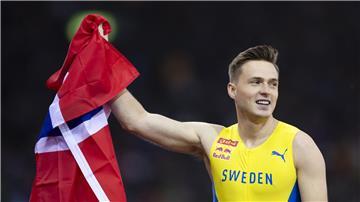 Norwegens Hürden-Star Warholm musste nach seiner 100-Meter-Niederlage gegen Schwedens Stabhochspringer ein schwedisches Trikot anziehen.
