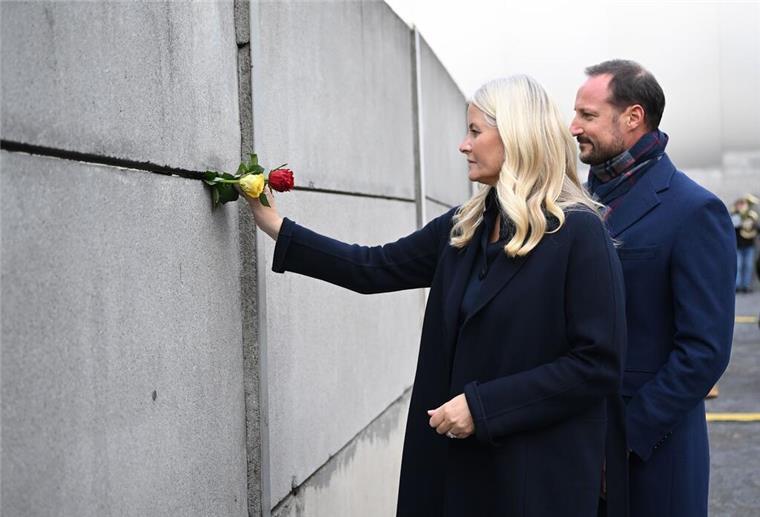 Norwegens Kronprinz Haakon und Kronprinzessin Mette-Marit nehmen in Berlin an der Zentralen Gedenkveranstaltung des 34. Jahrestags des Mauerfalls teil.