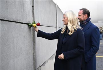 Norwegens Kronprinz Haakon und Kronprinzessin Mette-Marit nehmen in Berlin an der Zentralen Gedenkveranstaltung des 34. Jahrestags des Mauerfalls teil.