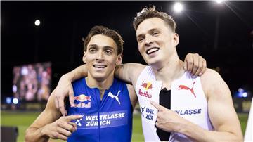 Norweger Warholm (r) muss nach der Niederlage gegen Duplantis beim Meeting am Donnerstag in einem schwedischen Trikot laufen.