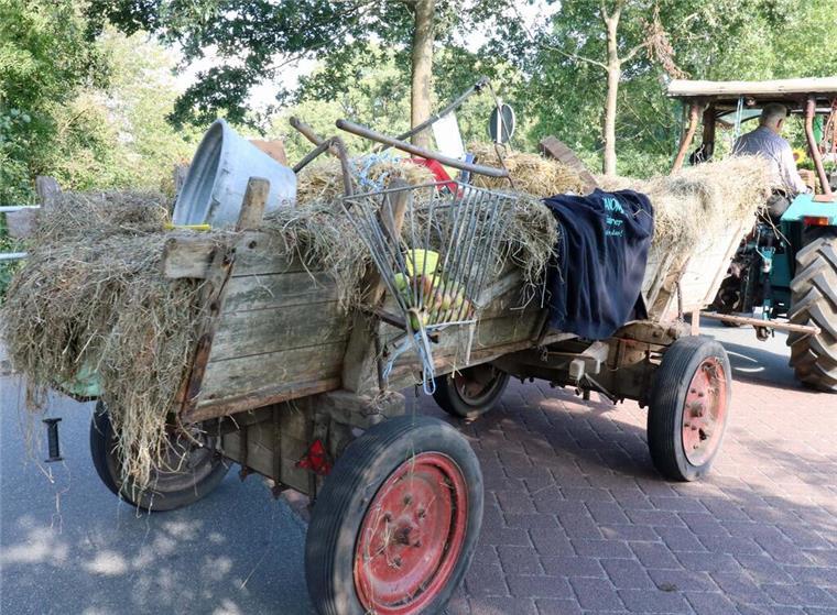 Für den Erntedankumzug geschmückter Trecker.