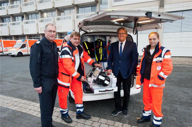 Notärztin Andrea Nickhut und Rettungsassistent Ingo Iversen (Zweiter von links) sind für die Patienten im Einsatz. Feuerwehr-Dezernent Jörn Hoffmann und Feuerwehr-Chef Jens Cordes (links) wollen die Versorgung verbessern.