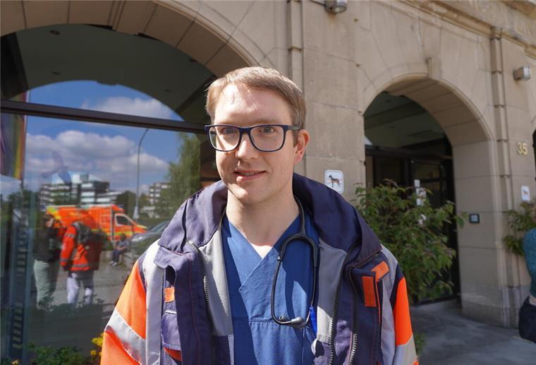 Rettungsgasse blockiert - Notarzt radelt zum Schwerverletzten Notarzt Frederick Voß steht in Wuppertal vor dem Krankenaus, in dem er arbeitet, wenn er keine Notarzteinsätze hat.