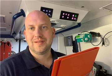 Notfallsanitäter Dennis Wendt aus Cuxhaven ist der Erste am Covid-19-Patienten. Dennoch geht er beim Pflegebonus leer aus. Den bekommen nur Altenpflegekräfte.