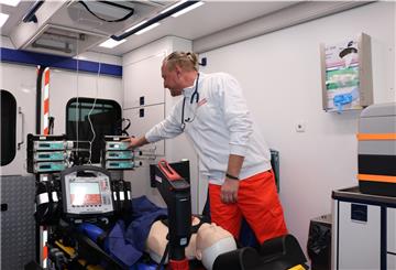Notfallsanitäter Frank Nasdal überprüft den umgebauten Rettungswagen.
