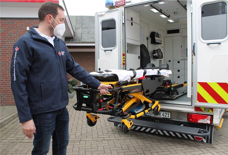 Notfallsanitäter Hans-Hendrik Holthusen zeigt die elektrohydraulische Trage des neuen RTW. 