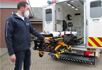 Notfallsanitäter Hans-Hendrik Holthusen zeigt die elektrohydraulische Trage des neuen RTW. 