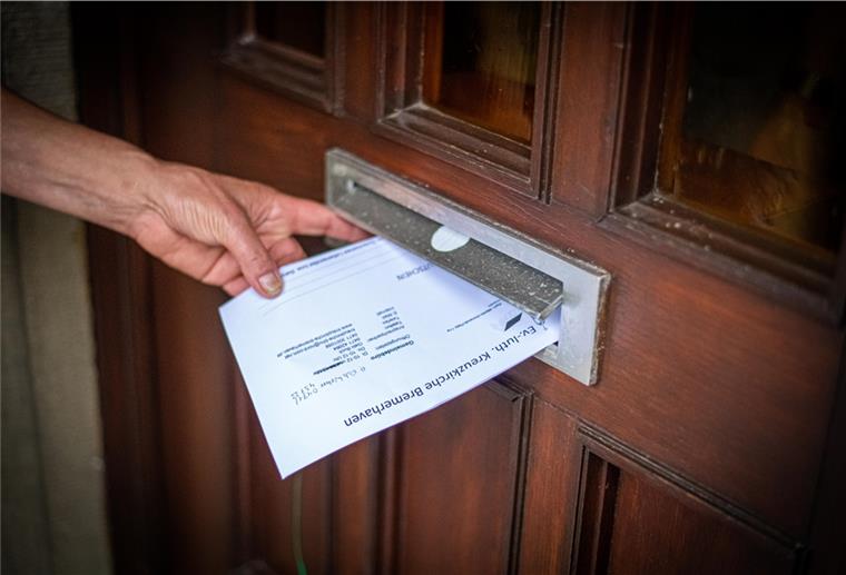 Nothilfe an der Pfarrhaustür: Kreuzkirchen-Pastor Götz Weber spricht durch seine Haustür mit den Bedürftigen und teilt durch den Briefschlitz Lebensmittelgutscheine aus, für 15 bis maximal 50 Euro. Foto: Hartmann
