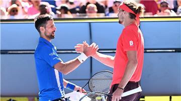 Novak Djokovic (l) und Alexander Zverev kennen sich gut.