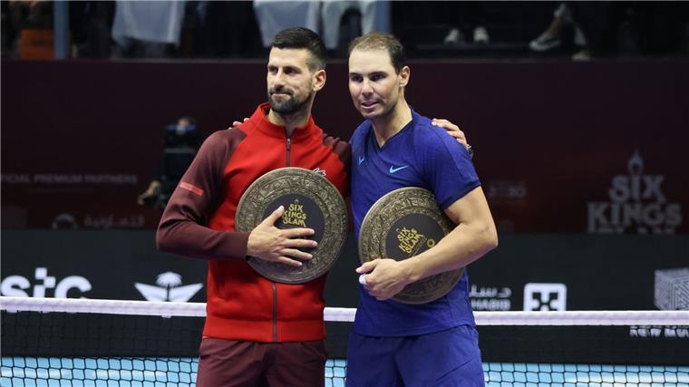 Nadal verliert letzten „epischen Tanz“ gegen Djokovic Novak Djokovic (l) und Rafael Nadal liefern den Tennisfans beim Six Kings Slam ein weiteres Duell - mit besserem Ende für Djokovic.