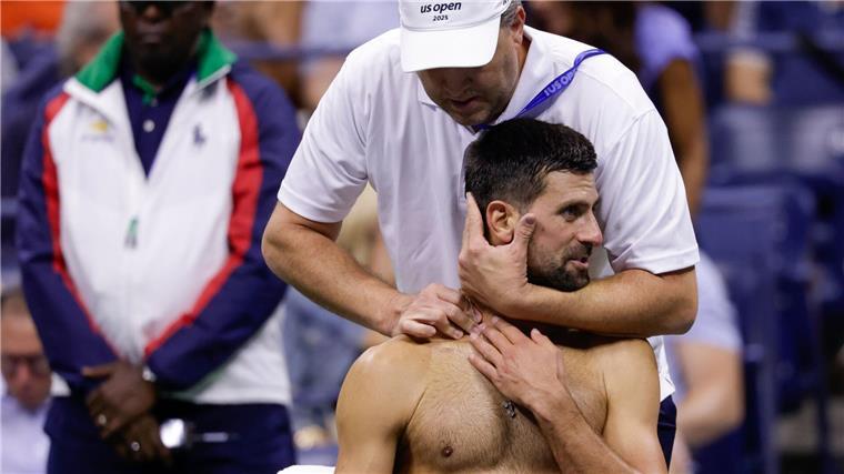 „Hat mich zerpflückt“: Struff gnadenlos von Djokovic besiegt Novak Djokovic ließ sich nach dem ersten Satz im Nacken - und Schulterbereich behandeln. Auch nach dem zweiten Satz rief er den Physiotherapeuten.