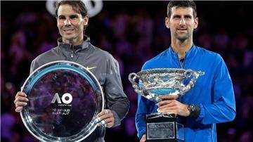 Novak Djokovic (r) will Rafael Nadal bei seinem letzten Spiel die Ehre erweisen.