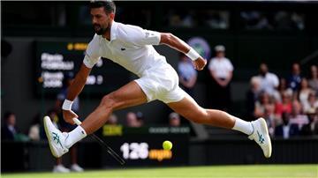 Novak Djokovic stürmt auch mit 38 noch akrobatisch ins Halbfinale.