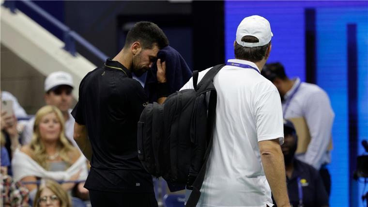 Djokovic nimmt Behandlungspause vor Duell mit Struff Novak Djokovic verließ den Platz für eine Behandlung am Rücken.