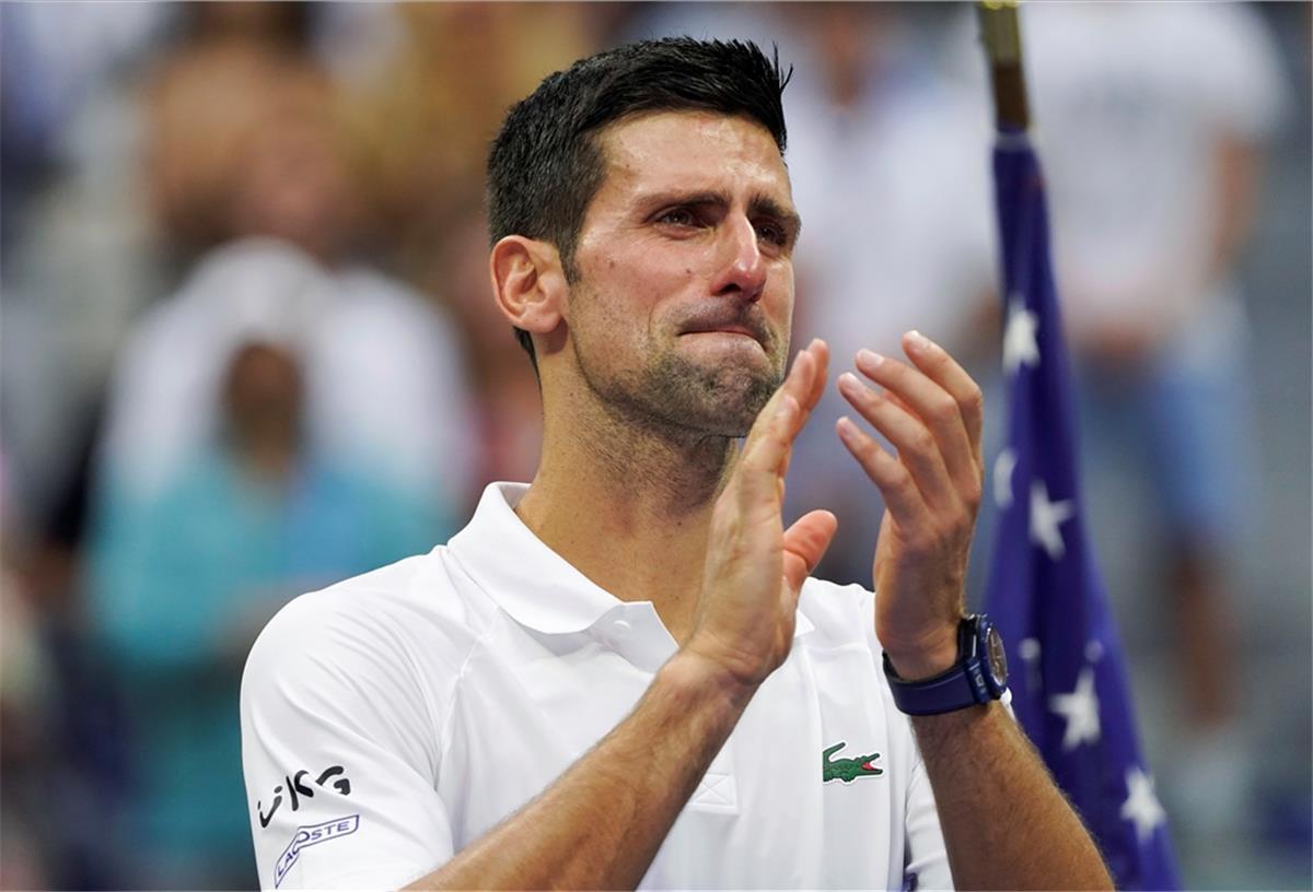 Novak Djokovic klatscht und ist traurig. Tränen sind zu sehen.
