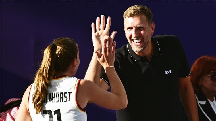 Olympiasieg und Umarmung mit Nowitzki: Gold für 3x3-Damen Nowitzki klatscht Svenja Brunckhorst ab.