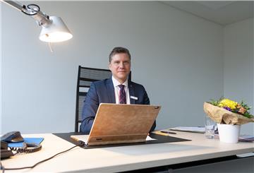 Nüchternes Büro, gut gelaunter Besitzer: Michael Take (41) hat am 1. Januar seine Stelle als Dezernent beim Landkreis Cuxhaven angetreten.