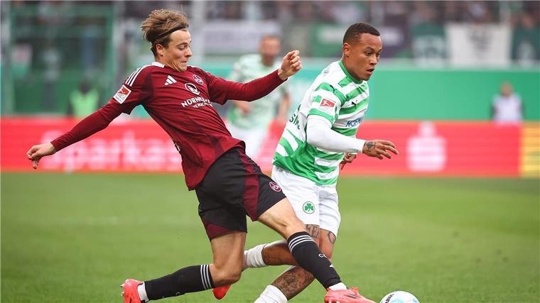Nürnbergs Caspar Jander (links) kämpft gegen den Fürther Roberto Massimo um den Ball.