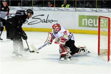 Nürnbergs David Steckel trifft gegen Jerry Kuhn. Die Ice Tigers schlugen die Fischtown Pinguins mit 6:4.


