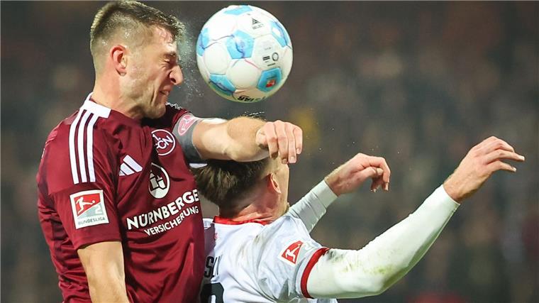 Klose verpasst mit Nürnberg Sieg gegen seinen Herzensclub Nürnbergs Kapitän Robin Knoche (l) im Luftkampf mit Daniel Hanslik.