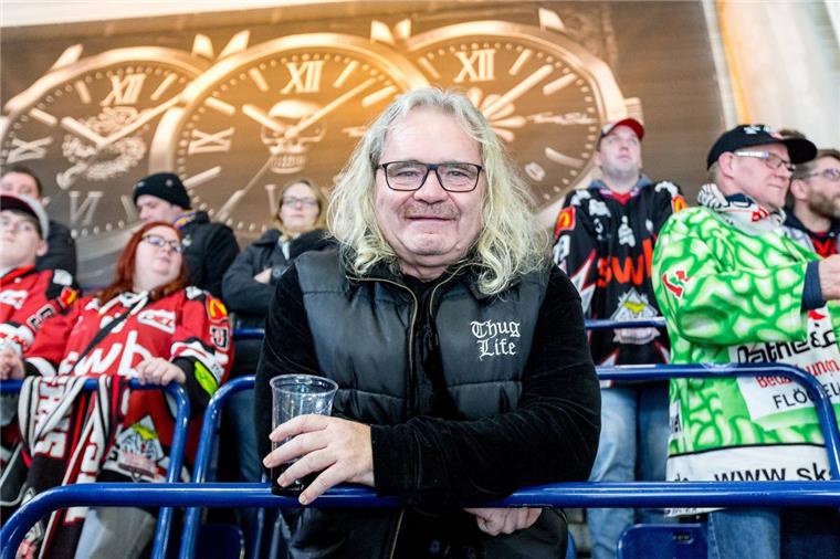 Sponsor Thomas Sabo spendiert Bier und sieht einen Nürnberger Sieg Nürnbergs Mäzen Thomas Sabo schaute sich das Spiel im Fanblock der Fischtown Pinguins an und spendierte allen 150 mitgereisten Bremerhavener Fans ein Bier.