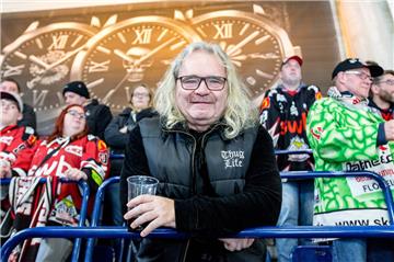 Nürnbergs Mäzen Thomas Sabo schaute sich das Spiel im Fanblock der Fischtown Pinguins an und spendierte allen 150 mitgereisten Bremerhavener Fans ein Bier.