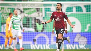 Nürnbergs Stürmer Mahir Emreli sorgt für die Nürnberger Führung.