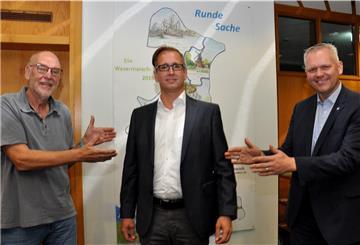 Nun empfehlen auch die Grünen die Wahl Stephan Siefkens (Mitte) zum Landrat. Unser Bild zeigt ihn mit Jürgen Janssen (links), dem Fraktionsvorsitzenden der Grünen im Kreistag, und dem CDU-Kreisvorsitzenden und Landtagsabgeordneten Björn Thümler. 