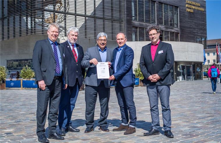 Nun haben sie sie, die Urkunde „Barrierefrei geprüfter Tourismusort“ (von rechts): Raymond Kiesbye (Erlebnis Bremerhaven), Tourismus-Experte Rolf Schrader, Oberbürgermeister Melf Grantz, Stadtrat Uwe Parpart und Dr. Ralf Meyer vom Referat für Wirtschaft.