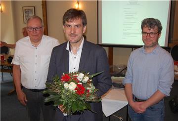 Nun ist es ganz offiziell: Nils Siemen (Mitte) ist der Bürgermeister-Kandidat der Nordenhamer Sozialdemokraten. Mit ihm freuten sich nach der Kür SPD-Stadtverbandsvorsitzender Jürgen Hülsebusch (links) und Nils Humboldt, Vorsitzender des Nordenhamer SPD-Ortsvereins.