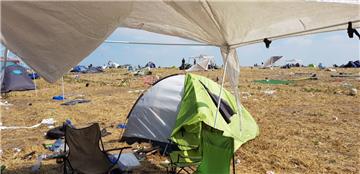 Nun müssen die Aufräumer in die Hände spucken: Zelte und Pavillons sind typische Festival-Überbleibsel.