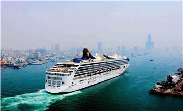 Nun sind es schon vier Kreuzfahrtschiffe: Die Lloyd Werft, die jetzt komplett von der asiatischen Genting Group übernommen worden ist, soll jetzt auch für die Genting-Reederei Star Cruises große Schiffe bauen. Bislang war von drei Schiffen für die Reederei Crystal Cruises die Rede.