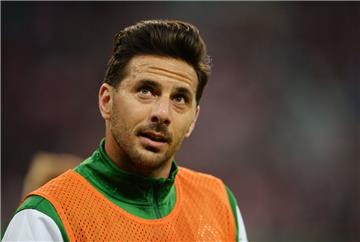 Nun tut die Wade weh. Claudio Pizarro fällt jetzt noch länger aus.