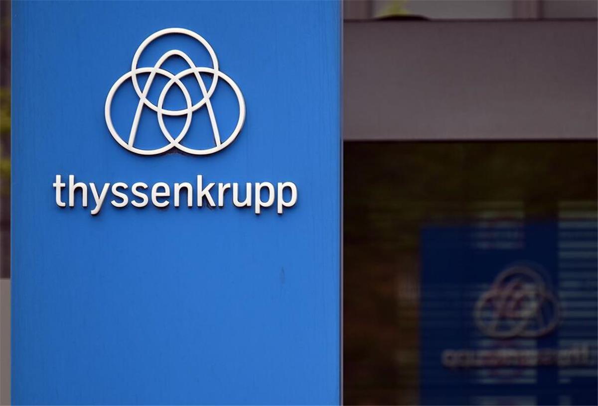 Ist das das Ende? Thyssenkrupp streicht hunderte Jobs in Bremen Das Thyssenkrupp-Logo steht vor einer Werksanlage. (zu dpa: «Thyssenkrupp-Stahl: Aufsichtsrat berät über Neuaufstellung»)