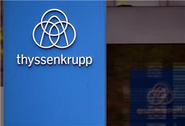 Das Thyssenkrupp-Logo steht vor einer Werksanlage. (zu dpa: «Thyssenkrupp-Stahl: Aufsichtsrat berät über Neuaufstellung»)