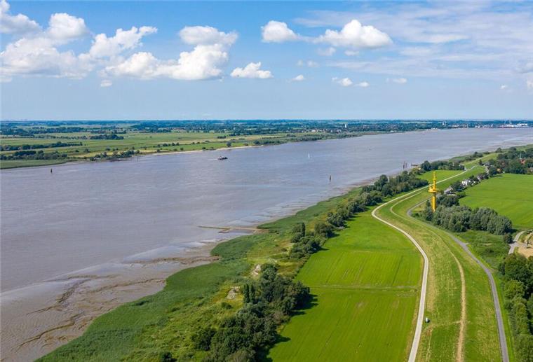 Alarmierende Zahlen! So schlecht ist der Zustand von Niedersachsens Gewässern Luftaufnahme der Weser. Die Flüsse in Niedersachsen sind in einem alarmierend schlechten Zustand.