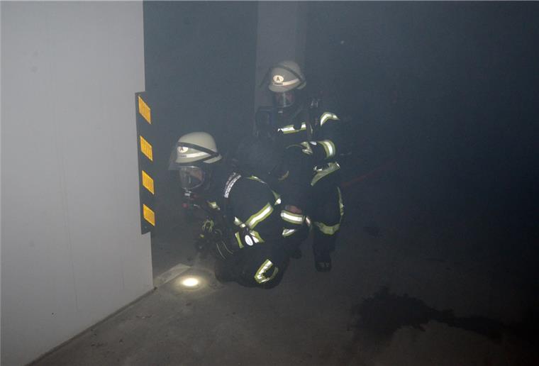Loxstedt: Tiefgarage wird zur Nebellandschaft Nur am Boden und kriechend konnten sich die Einsatzkräfte in der Tiefgarage zum „Brandherd“ vorarbeiten. Durch sogenannten Disco-Nebel war die Sicht extrem schlecht.