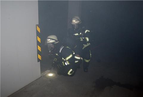Nur am Boden und kriechend konnten sich die Einsatzkräfte in der Tiefgarage zum „Brandherd“ vorarbeiten. Durch sogenannten Disco-Nebel war die Sicht extrem schlecht.