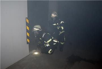 Nur am Boden und kriechend konnten sich die Einsatzkräfte in der Tiefgarage zum „Brandherd“ vorarbeiten. Durch sogenannten Disco-Nebel war die Sicht extrem schlecht.