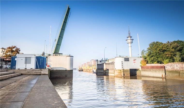 Nur bei hochgeklappter Brücke können die Arbeiten den Hauptträgern der Kennedybrücke in Bremerhaven durchgeführt werden.