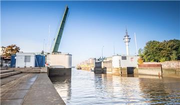 Nur bei hochgeklappter Brücke können die Arbeiten den Hauptträgern der Kennedybrücke in Bremerhaven durchgeführt werden.