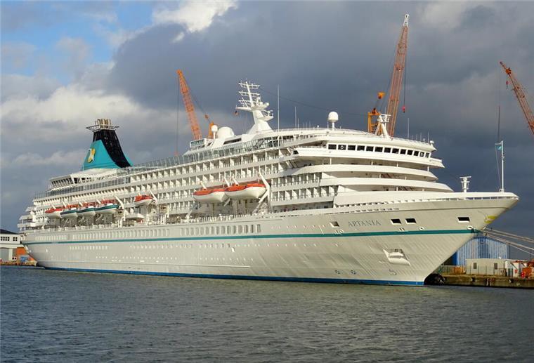 Ein besonderer Gast zum Feiertag! Artania nimmt Kurs in Richtung Bremerhaven Die Artania liegt im Hafen von Bremerhaven. Am 3. Oktober kommt das Schiff wieder in die Seestadt.